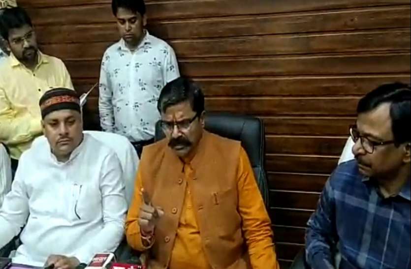 कोरोना आपदा को लेकर प्रभारी मंत्री ने किया स्वास्थ विभाग का निरीक्षण, अफसरों को दिए निर्देश, और जनता से की अपील कोरोना आपदा को लेकर प्रभारी मंत्री ने किया स्वास्थ विभाग का निरीक्षण, अफसरों को दिए निर्देश, और जनता से की अपील