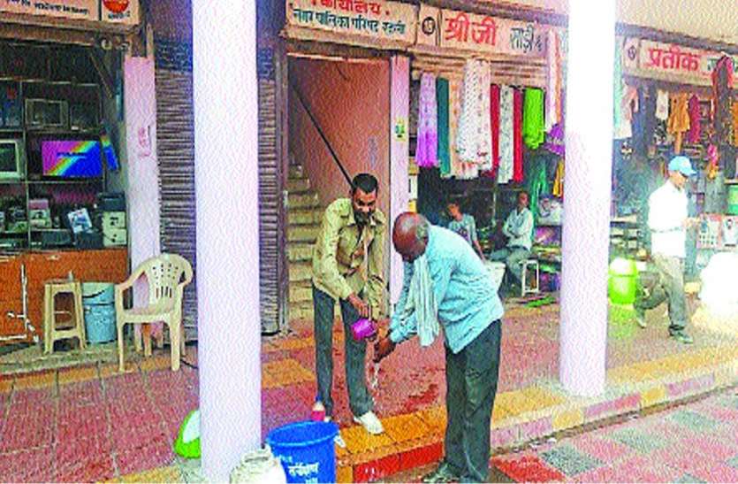 कार्यालय में आने वालों के धुलवाए हाथ कार्यालय में आने वालों के धुलवाए हाथ