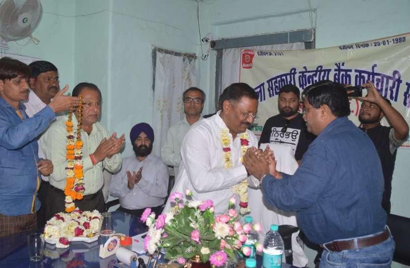 employees of District Cooperative Bank gave a warm welcome प्रदेश में सियासी ड्रामा, इधर, कांग्रेस नेता ने संभाला चेयरमैन का कार्यभार, फ्लोर टेक्स के सवाल पर कही यह बात