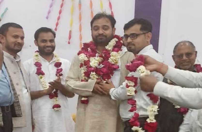 सपा के राष्ट्रीय सचिव ने बैठक में बीजेपी पर कसे तंज, बोले इस सरकार में त्रस्त हैं ये तीनों वर्ग सपा के राष्ट्रीय सचिव ने बैठक में बीजेपी पर कसे तंज, बोले इस सरकार में त्रस्त हैं ये तीनों वर्ग