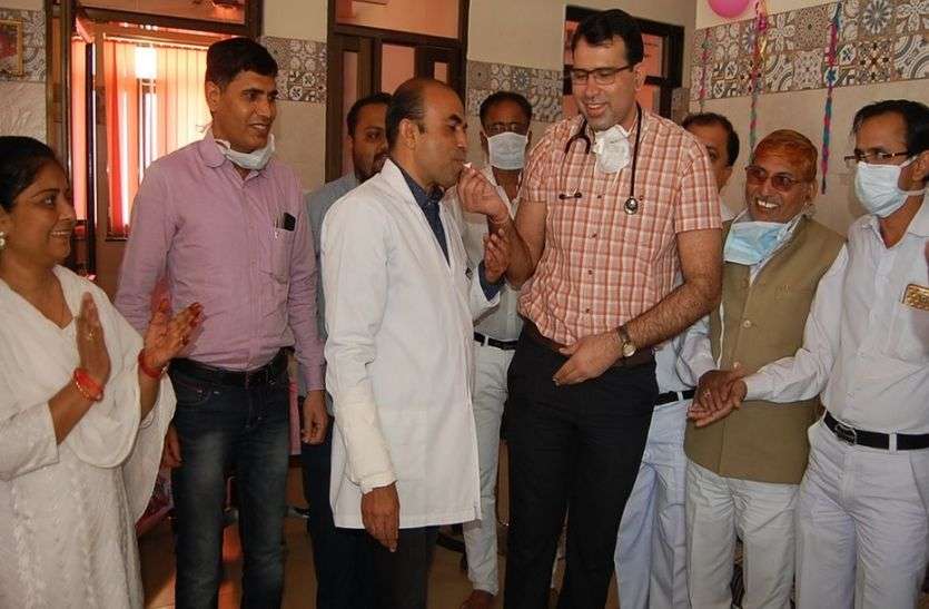 मदर मिल्क बैंक के दो वर्ष पूर्ण होने पर काटा केक मदर मिल्क बैंक से दो साल में 835 नवजातों को मिला मां का दूध