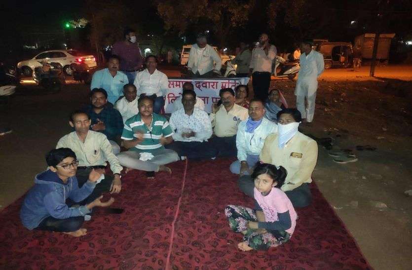 शिवपुरी के आईटीआई के सामने खुदाई के दौरान निकली 11-12वीं सदी की मूर्तियां शिवपुरी के आईटीआई के सामने खुदाई के दौरान निकली 11-12वीं सदी की मूर्तियां