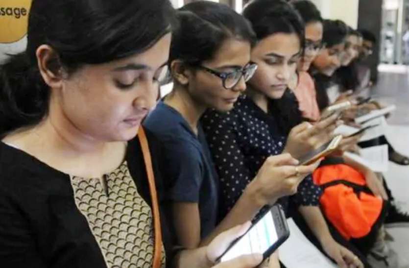 students_exam_2.jpg कोरोना के कारण टल सकती है यूजी-नीट 2020 की परीक्षा, आज नहीं जारी होंगे एडमिट कार्ड