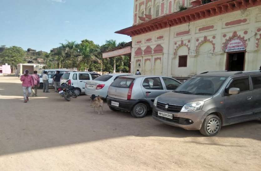 Private parking made the land of school and temple स्कूल और मंदिर की जमीन को बना दिया प्रायवेट पार्किंग