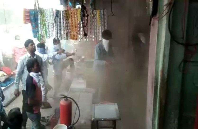 इनवर्टर में ब्लास्ट से लगी आग, मची अफरा-तफरी इनवर्टर में ब्लास्ट से लगी आग, मची अफरा-तफरी