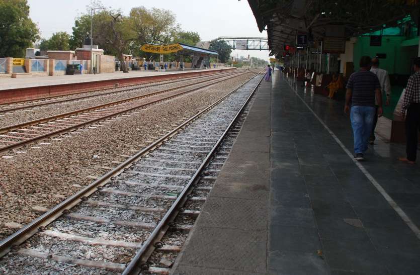 कोरोना ने खाली करवा दी रेलगाडिय़ां और बसें कोरोना ने खाली करवा दी रेलगाडिय़ां और बसें