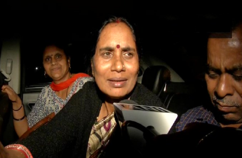 निर्भया केस: निर्भया केस: 'आधी रात को अदालत के चक्कर काट रही बेबस मां, बहुत हुआ- अब यह सिस्टम बदले'
