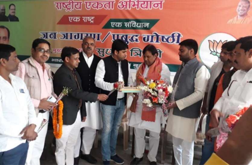 vijay-bhati.jpg Coronavirus: जेब में सैनिटाइजर रखकर घूम रहे भाजपा जिलाध्यक्ष, हाथ साफ कराकर ही कर रहे मुलाकात