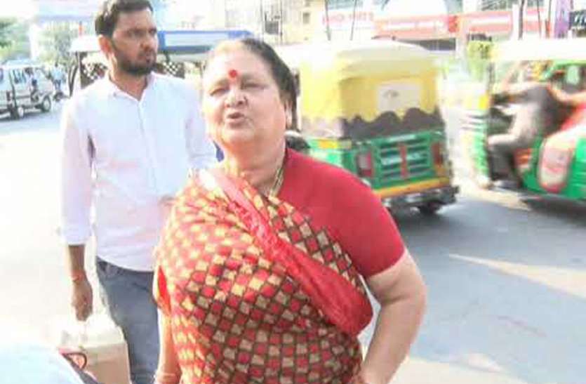 महापौर और अफसरों के बीच तनातनी तेज, सीएम से करेंगी शिकायत महापौर और अफसरों के बीच तनातनी तेज, सीएम से करेंगी शिकायत