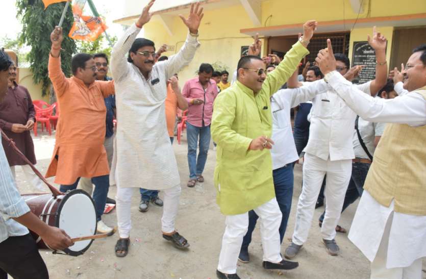 भाजपा कार्यालय में फूटे पटाखे-बंटी मिठाई सरकार गिरने पर कहीं खुशी कहीं गम,भाजपा कार्यालय में फूटे पटाखे-बंटी मिठाई