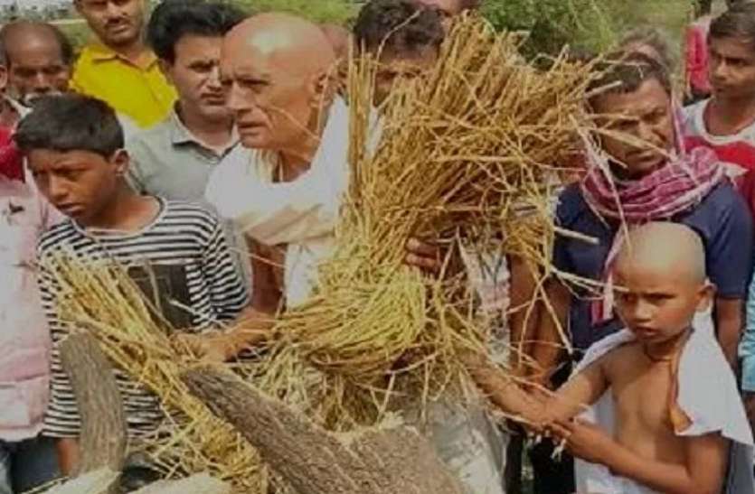 akshay1.jpg निर्भया केस : दोषी अक्षय ठाकुर का शव पहुंचते ही गांव में पसरा सन्नाटा, नौ साल के बेटे ने दी मुखाग्नि