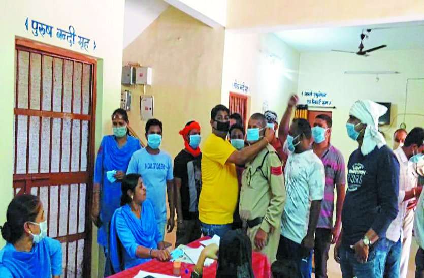 आज जनता कर्फ्यू : बाजार रहेंगे बंद, सड़कें हो जाएंगी खाली और पूरे दिन घरों में रहेंगे लोग, बचाव के उठाए गए कदम आज जनता कर्फ्यू : बाजार रहेंगे बंद, सड़कें हो जाएंगी खाली और पूरे दिन घरों में रहेंगे लोग, बचाव के उठाए गए कदम