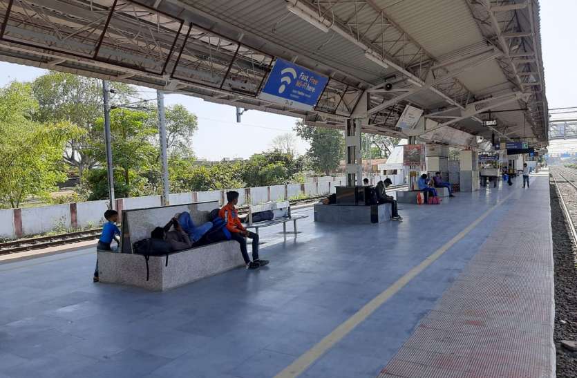 स्टेशन पर दिन भर सन्नाटा पसरा कोरोना के चलते जनता कफ्र्यू आज, बाजार से लेकर बस, रेलवे सब कुछ रहेगा बंद