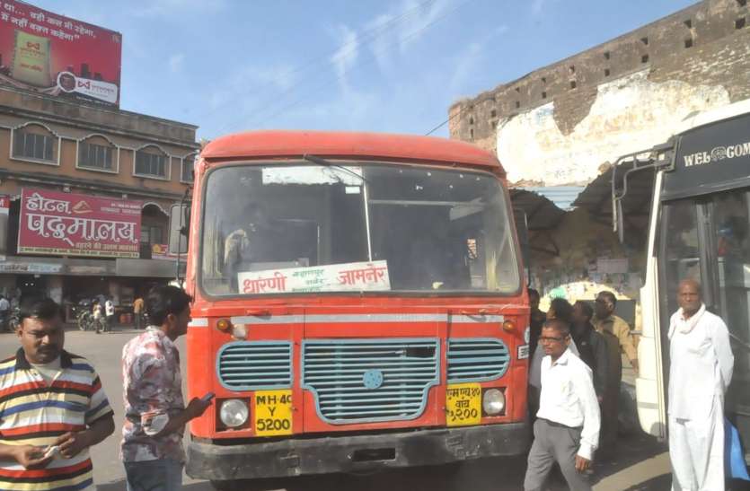 Maharashtra bus arrived, people were hungry and thirsty for 72 hours महाराष्ट्र की बस आई, 72 घंटे से भूखे-प्यासे थे लोग, समाजसेवियों किए फल वितरित
