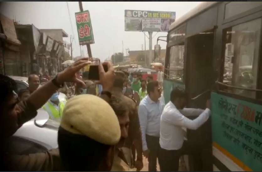 bus.jpg कोरोना के खौफ के बीच सड़क से जा रही बस को पुलिस वालों ने अचानक रोककर किया यह काम