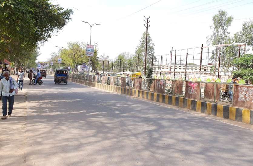 administration-public on alert,administration-public on alert दूसरे जिलों से छतरपुर में बसों के प्रवेश पर लगाई रोक, कुछ ट्रेने और हुई रद्द