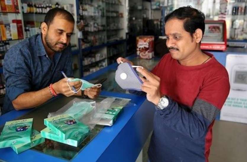 hand_sanitizers_and_mask.jpg सरकार की ओर से आम जनता को बड़ी राहत, अब यह होंगी मास्क और सैनिटाइजर की रिटेल कॉस्ट
