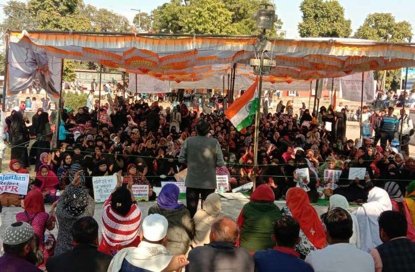 कोरोना के प्रकोप के बीच 'शाहीन बाग़' से आई बड़ी खबर, धरना हुआ स्थगित आपात बैठक में फैसला,'शाहीन बाग' का धरना फिलहाल स्थगित, अब 'कोरोना के खिलाफ जंग' में उतरेंगी महिलाएं