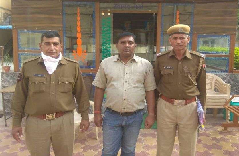 राजस्थान पुलिस का बर्खास्त सिपाही राजस्थान पुलिस के बर्खास्त सिपाही ने ज्वैलर्स की दुकानों के ताले तोड़े, सीसीटीवी में सरिया लेकर घूमते दिखा, गिरफ्तार