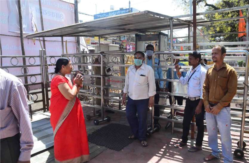 Other temples in the city including Mahakal temple closed महाकालेश्वर मंदिर में दर्शनार्थियों का प्रवेश बंद, मेगा स्क्रीन से किए दर्शन