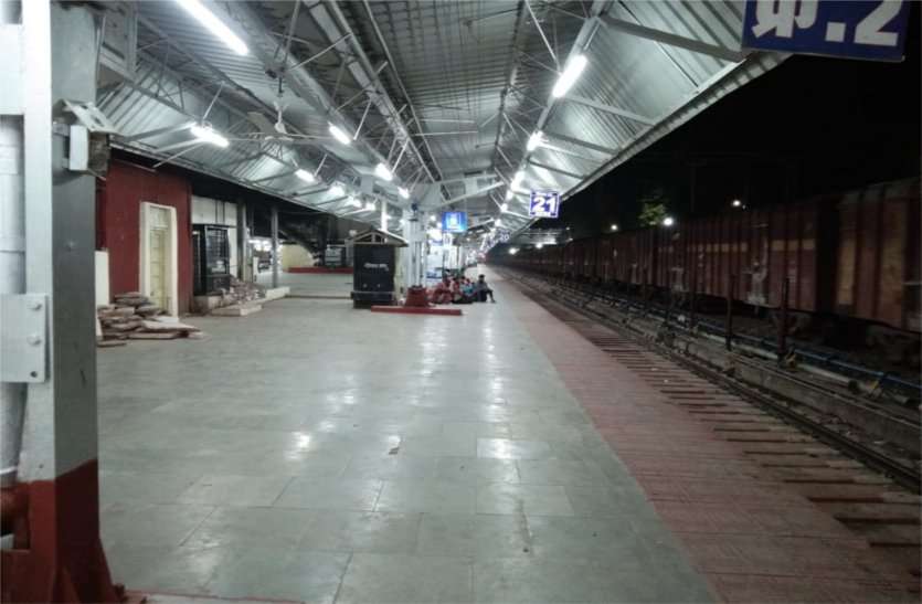 लॉकडाउन-अब 14 अप्रैल की रात 12 बजे तक रद्द रहेगी सभी यात्री ट्रेनें लॉकडाउन-अब 14 अप्रैल की रात 12 बजे तक रद्द रहेगी सभी यात्री ट्रेनें