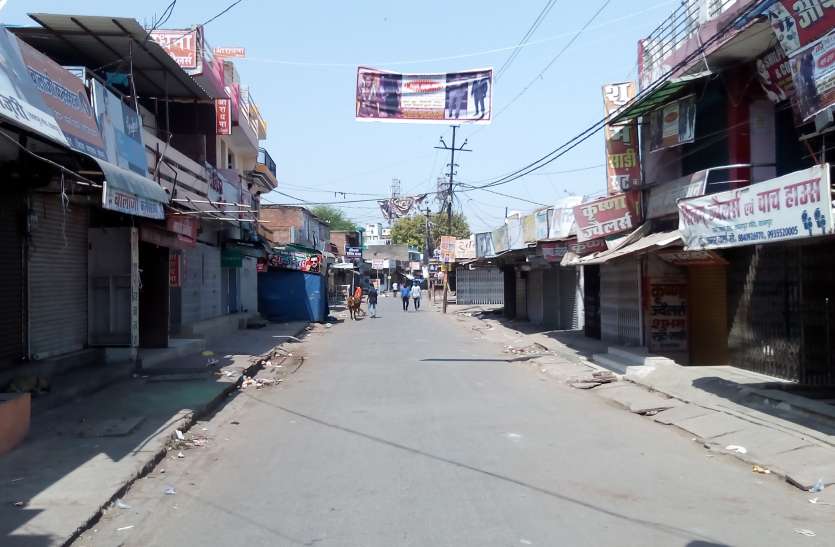 दोपहर तक भी सुबह जैसा रहा माहौल, न दुकानें खुलीं, न खरीदार दिखे दोपहर तक भी सुबह जैसा रहा माहौल, न दुकानें खुलीं, न खरीदार दिखे