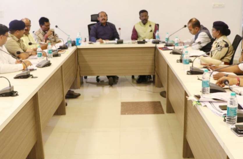 Commissioner reprimanded the officersकमिश्नर ने अधिकारियों को लगाई फटकार कमिश्नर ने अधिकारियों को लगाई फटकार