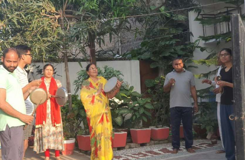 2201nsp-1.jpg कोरोनो से लडऩे वाले लोकसेवकों के लिए शंख,झालर,थालियां आदि बजाए