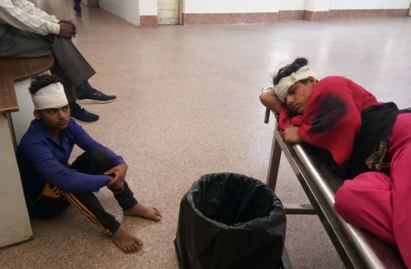 कुल्हाड़ी से जानलेवा हमला, भाई-बहन घायल कुल्हाड़ी से जानलेवा हमला, भाई-बहन घायल