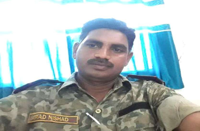 माओवादी मुठभेड़ में बालोद के जवान नारद की शहादत की खबर सुनकर बेसुध हुई पत्नी, शहीद 17 जवानों का कल पहुंचेगा शव माओवादी मुठभेड़ में बालोद के जवान नारद की शहादत की खबर सुनकर बेसुध हुई पत्नी, शहीद 17 जवानों का कल पहुंचेगा शव