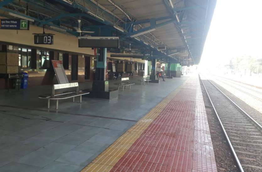 As soon as the passenger said that the police came from Mumbai, the police said, stand aside and check in the hospital first. यात्री ने जैसे ही बोला मुंबई से आया पुलिस ने बोला एक तरफ खड़े रहो पहले अस्पताल में होगी जांच