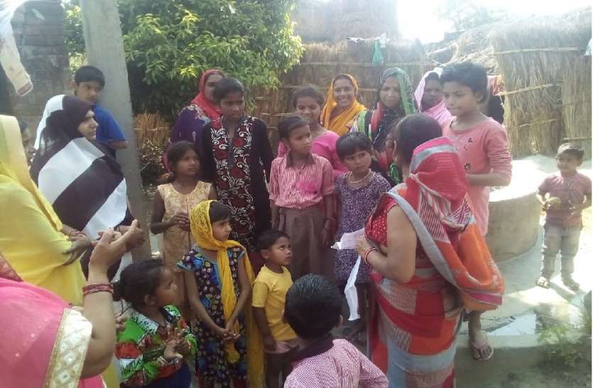 कोरोना के खिलाफ जंग में आशा और आगनबाड़ी कार्यकर्ता, बचाव को कर रहीं जागरूक कोरोना के खिलाफ जंग में आशा और आंगनबाड़ी कार्यकर्ता, बचाव को कर रहीं जागरूक