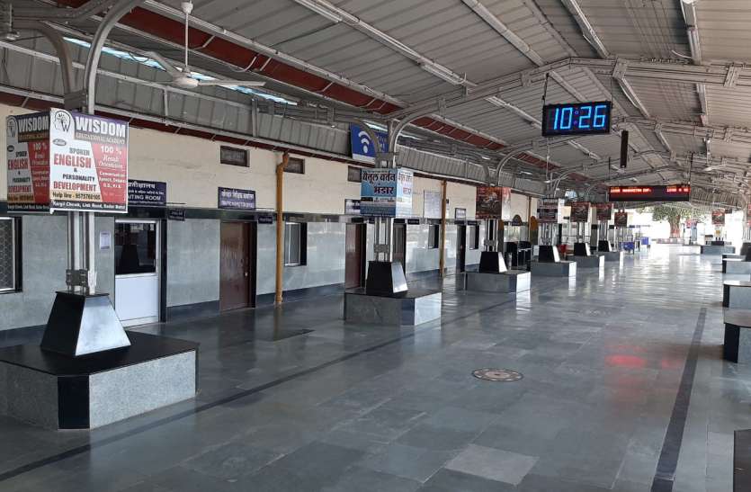 Silence prevails at railway station टिकट आरक्षण सहित बुकिंग काउंटर बंद, काउंटर से नहीं बिक्री टिकट