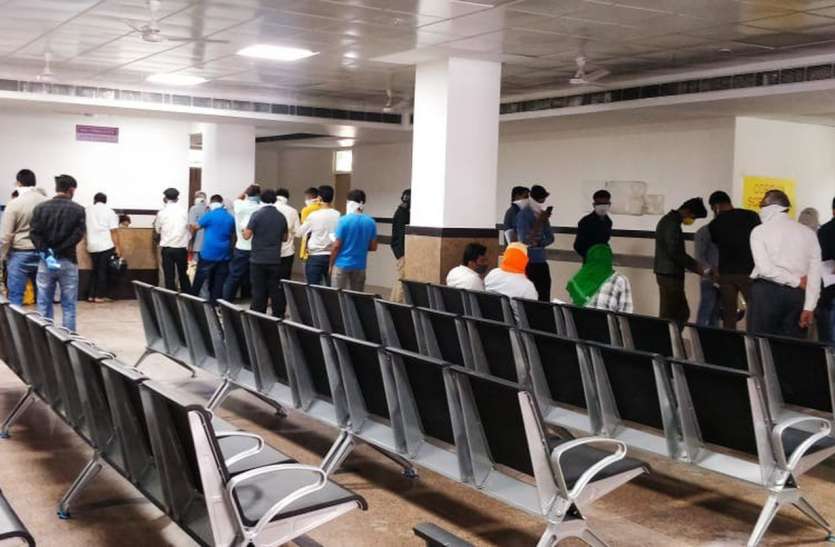 आरएनटी के एसएसबी में खोला कोरोना ब्लॉक, दस चिकित्सकों सहित कुल 70 की टीम लगाई - आरएनटी के एसएसबी में खोला कोरोना ब्लॉक, दस चिकित्सकों सहित कुल 70 की टीम लगाई -