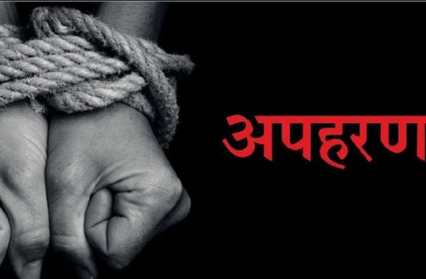 आंगनबाड़ी के बाहर खेल रही बच्ची को उठा ले भागा बाइक सवार आंगनबाड़ी के बाहर खेल रही बच्ची को उठा ले भागा बाइक सवार