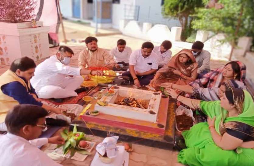 लापरवाही: जनता कर्फ्यू में घर में कैद रहने के बजाय विधायक जी ने नेताओं की पूरी मंडली के साथ किया हवन लापरवाही: जनता कर्फ्यू में घर में कैद रहने के बजाय विधायक जी ने नेताओं की पूरी मंडली के साथ किया हवन