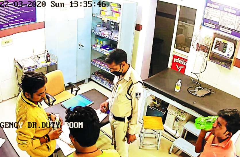 चिकित्सक कक्ष से पुलिसकर्मी ने चुराया सेनिटाइजर चिकित्सक कक्ष से पुलिसकर्मी ने चुराया सेनिटाइजर