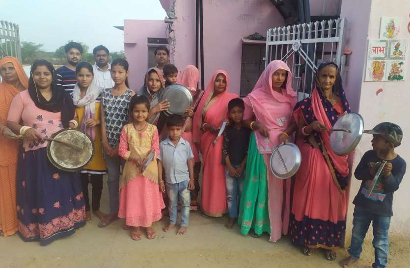 ताली, थाली, शंख, घंटी की करतल ध्वनि से बढ़ाया कोरोना योद्धाओं का जज्बा ताली, थाली, शंख, घंटी की करतल ध्वनि से बढ़ाया कोरोना योद्धाओं का जज्बा