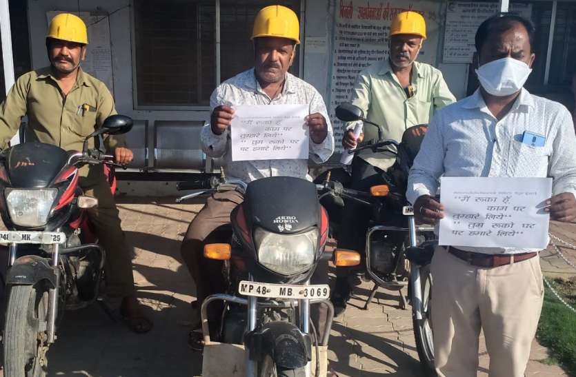 बिजली कंपनी के लाइनमेनों ने दिया संदेश पढ़े, लाइनमेन बिजली सप्लाई सुचारू रखने राउंड द क्लाक दे रहे ड्यूटी