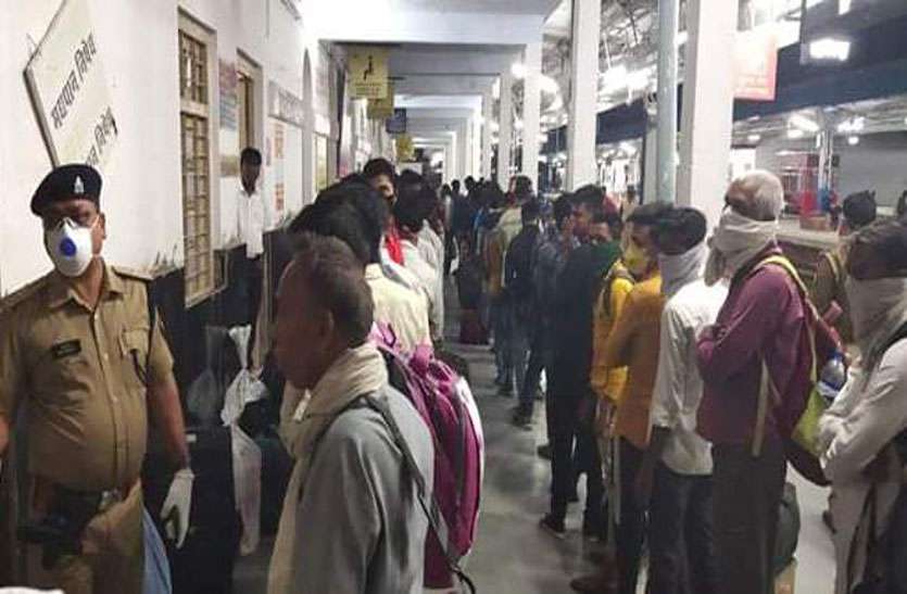 कोरोना खौफ: देर रात मुंबई-हावड़ा रूट के इस स्टेशन पर उमड़ी भीड़ जाने पूरा मामला कोरोना खौफ: देर रात मुंबई-हावड़ा रूट के इस स्टेशन पर उमड़ी भीड़ जाने पूरा मामला