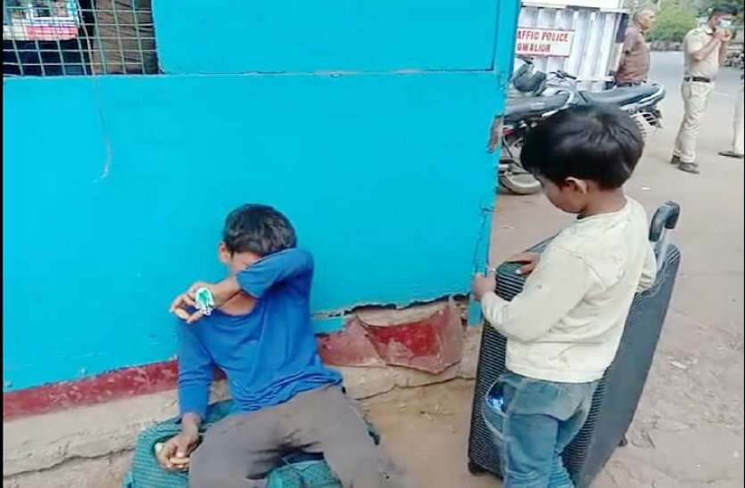 Two abandoned children found at gwalior bus stand during janta curfew कोरोना के डर के बीच लावारिस मिले दो बच्चे, दिल्ली से लौटे हैं मां ग्वालियर में छोड़ कर भागी