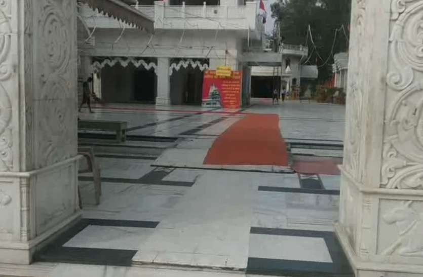 meerut Janta Curfew: मेरठ के प्रमुख मंदिरों में नहीं पहुंचे श्रद्धालु, अपने घर में ही की पूजा-अर्चना