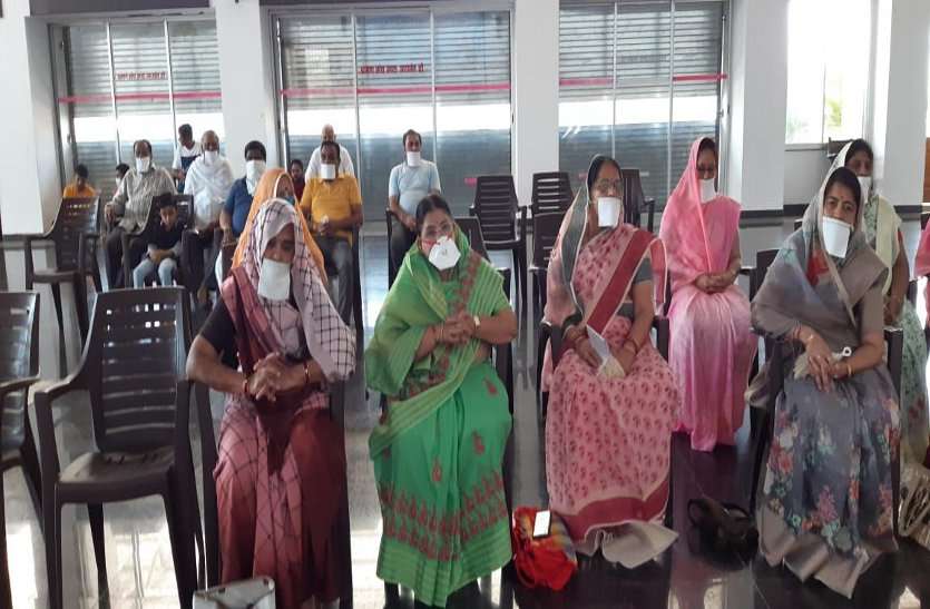 कोरोना के कर्मवीरों को शंख, घंटी, थाली और ताली बजाकर जनता ने दिया धन्यवाद