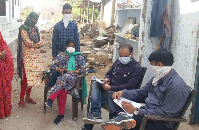 कोरोना वाइरस: दुबई व भीलवाड़ा से आए संदिग्धों की स्क्रीनिंग कर घरों में ही आइसोलेशन में रहने की दी हिदायत कोरोना वायरस: दुबई व भीलवाड़ा से आए संदिग्धों की स्क्रीनिंग कर घरों में ही आइसोलेशन में रहने की दी हिदायत