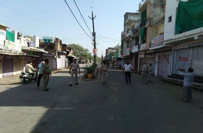डबरा में सिंधिया चौराहे पर एक युवक से पूछताछ करते हुए पुलिस। जनता का जनता के लिए मुकम्मल बंद