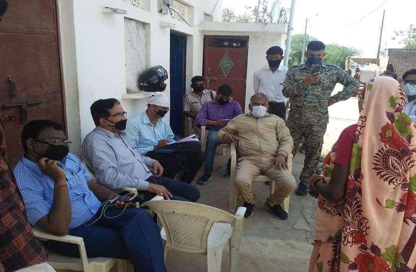 बाहर से आए लोगों की हुई हेल्थ स्क्रीनिंग बाहर से आए लोगों की हुई हेल्थ स्क्रीनिंग