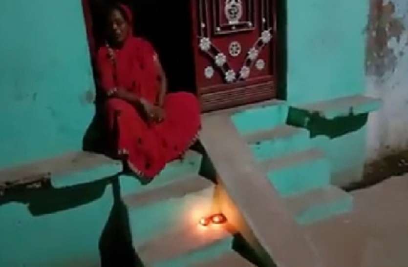 मास्क सेनेटाइजर के अलावा महिलाओं ने वायरस से बचाव के लिए अपनाए तरीके, इस्तेमाल किए ये टोने टोटके मास्क सेनेटाइजर के अलावा महिलाओं ने वायरस से बचाव के लिए अपनाए तरीके, इस्तेमाल किए ये टोने टोटके