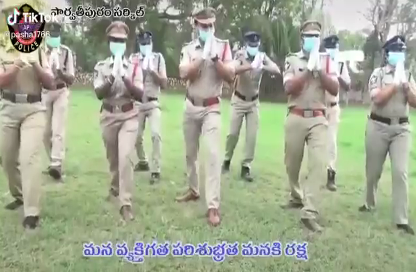 जनता कर्फ्यू में निकले बाहर, पुलिस ने दे दी अनोखी सजा, कहीं Tik-Tok बनाकर किया जागरूक