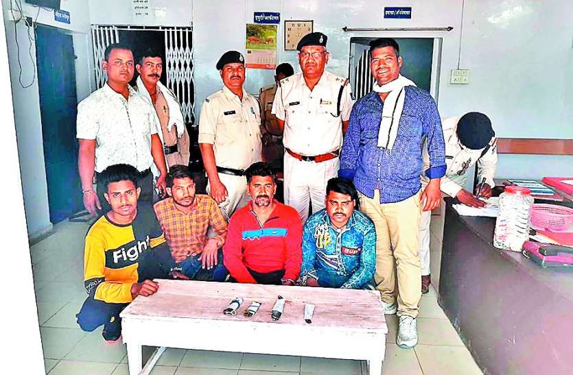 अवैध हथियार रखने वाले गिरोह का खुलासा, चार आरोपियों को पकड़ा अवैध हथियार रखने वाले गिरोह का खुलासा, चार आरोपियों को पकड़ा