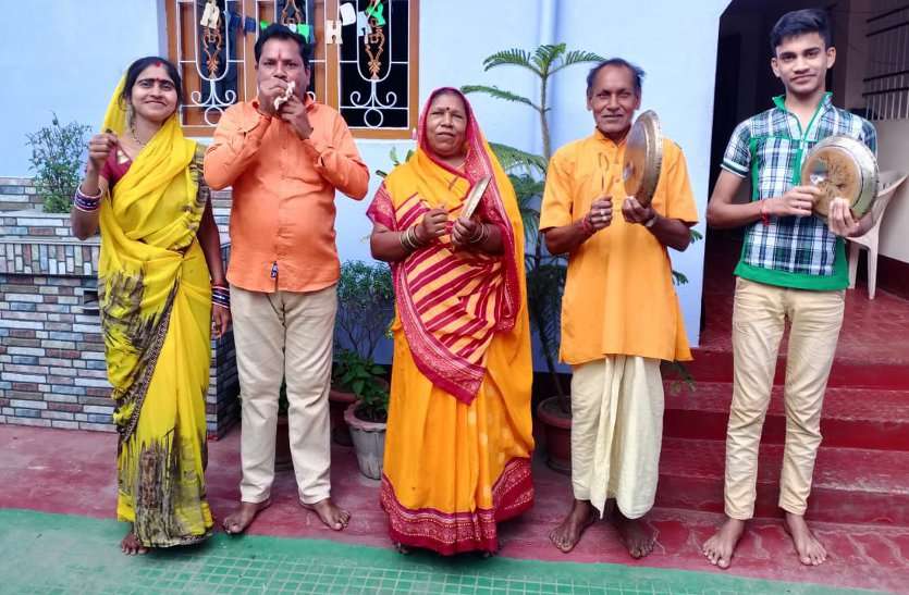 GO कोरोना: दुर्ग महापौर ने बजाई अपने पर निवास पर थाली, ताली, शंख बजाकर लोगों ने कर्मवीरों को कहा धन्यवाद